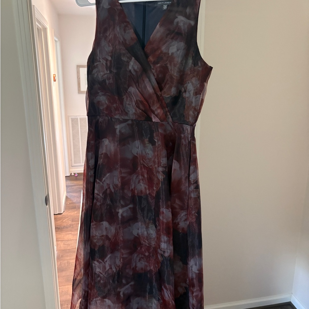 julia jordan Sleeveless V-Neck Floral Midi Dress in Burgundy and Gray